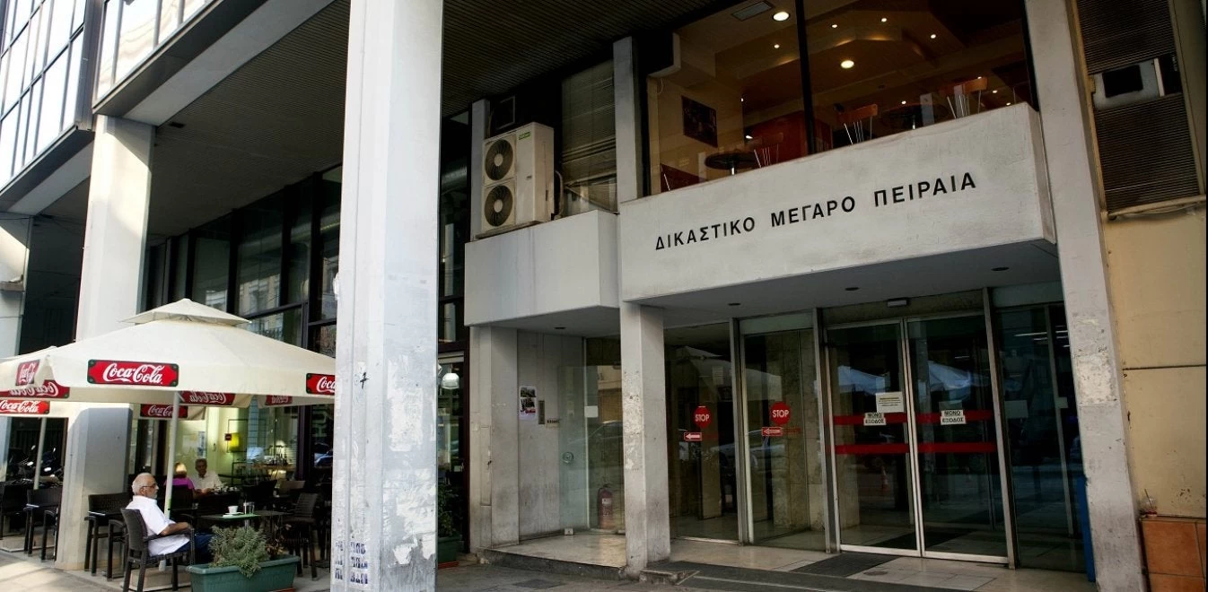 Οπαδοί του Ολυμπιακού έκαναν «ντου» σε δικαστήριο και το μετέτρεψαν σε ρινγκ